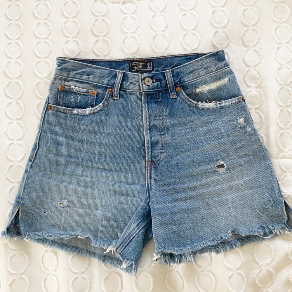 Abercrombie mid length shorts size 25